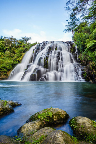 A vertical shot of the beautiful waterfall Owharoa Falls, New Zealand - Foto, imagen