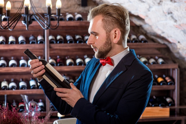 Sommelier in cantina
 - Foto, immagini