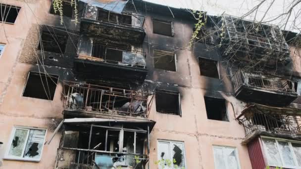 Verbrand appartementen in multi-verdiepingen woongebouw, de gevolgen van de bezetting en de oorlog in Oekraïne, Irpen. Gebouwen beschadigd door granaten. Hoge kwaliteit 4k beeldmateriaal - Video