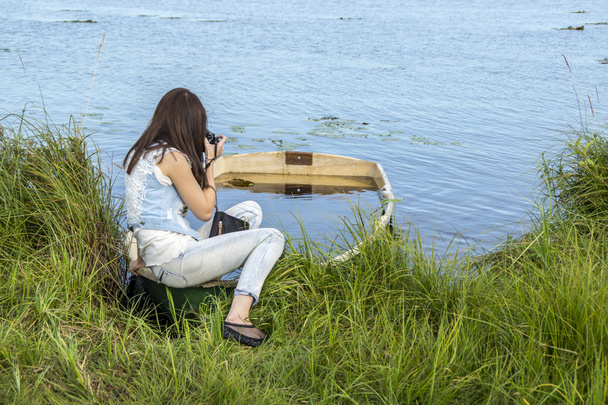 Joven esbelta mujer en el lago en verano
 - Foto, imagen