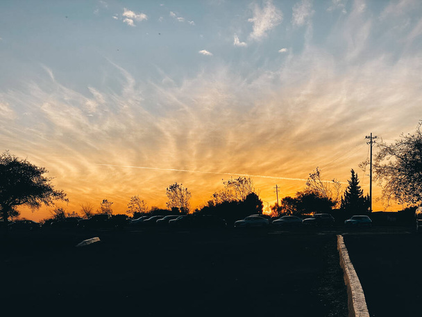 Μια γραφική θέα ηλιοβασίλεμα από ένα πάρκο στην πόλη της Ένωσης - Φωτογραφία, εικόνα