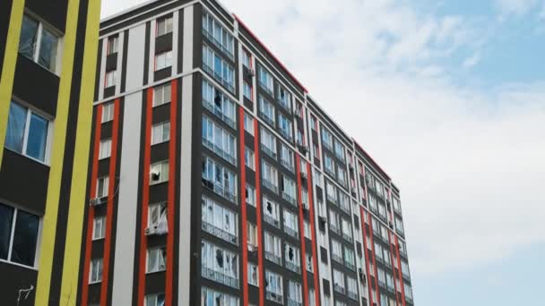 Égett lakások több szintes lakóépület, következményei a megszállás és a háború Ukrajnában, Irpen. Kagylók által megrongált épületek. Kiváló minőségű 4k felvételek - Felvétel, videó