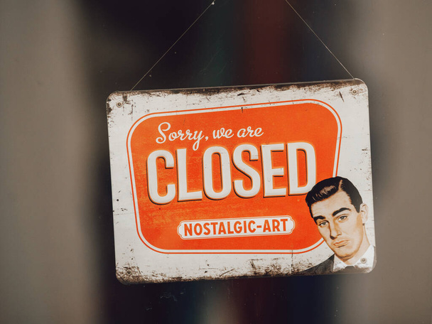 A closeup of a vintage sign with the inscription "Sorry, we are CLOSED" - Foto, immagini