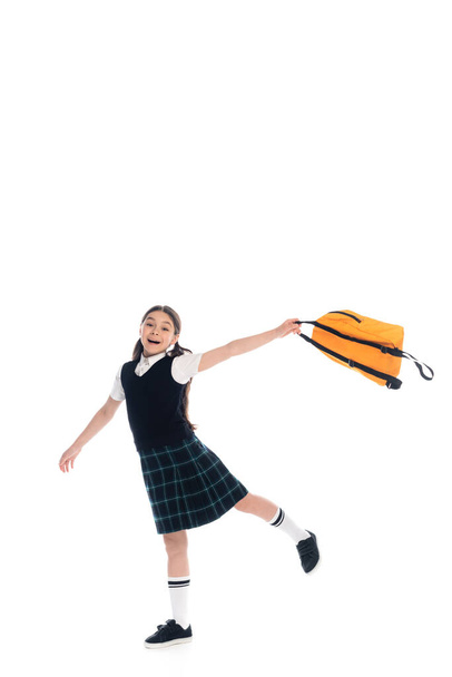 Boldog tizenéves iskolás lány szoknya gazdaság hátizsák fehér háttér - Fotó, kép