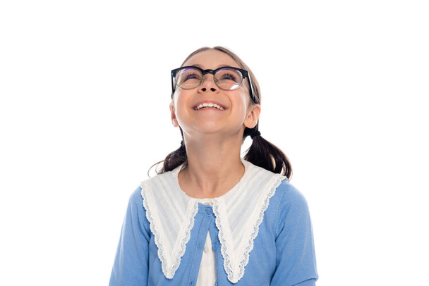 Veselá školačka v brýlích hledající izolované na bílém  - Fotografie, Obrázek