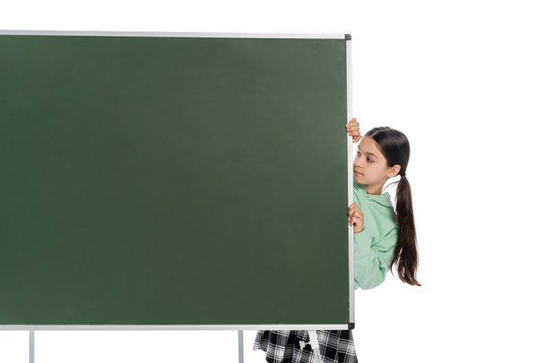 Alumno mirando pizarra verde aislada en blanco  - Foto, Imagen