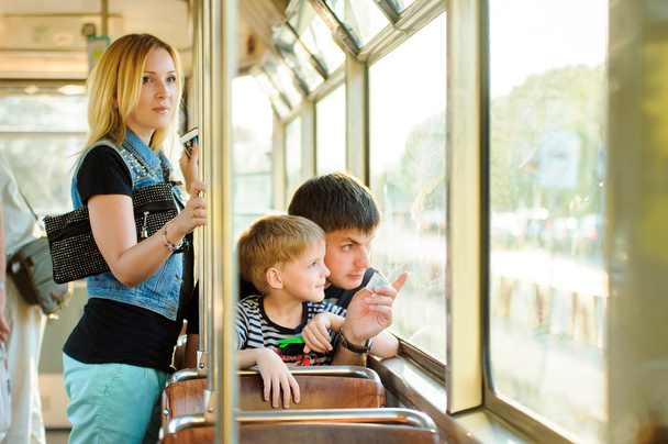 famille dans un transport public
 - Photo, image