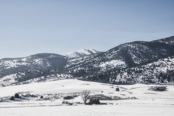 Una hermosa vista de las montañas nevadas bajo el cielo azul - Foto, imagen