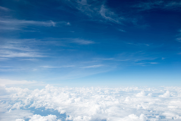 błękitne niebo z chmurami - Zdjęcie, obraz