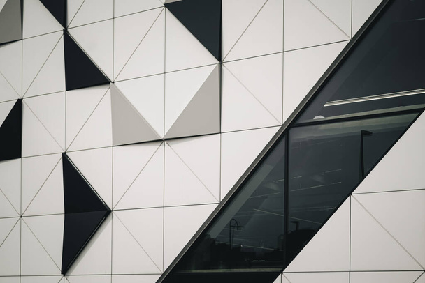 Een close-up shot van zwart-witte driehoekige tegels op een muur - Foto, afbeelding
