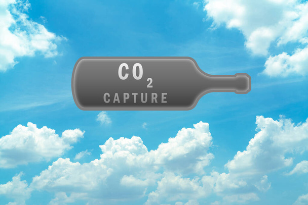 Zachycování CO2 v šedé láhvi na modré obloze a bílých hromadných mracích. Koncept technologie zachycování a ukládání uhlíku. Skleníkový plyn. Oxid uhličitý globální znečištění ovzduší. Životní prostředí. - Fotografie, Obrázek
