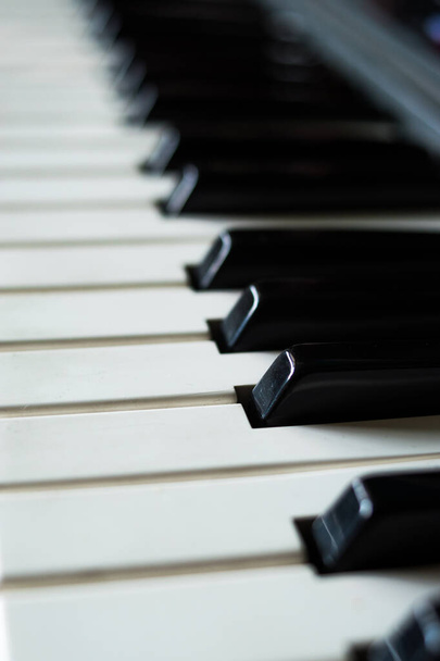 Вертикальный крупный план черно-белых клавиш для фортепиано - Фото, изображение