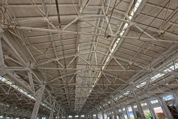 Intérieur du bâtiment d'atelier à ossature d'acier abandonné dans la zone industrielle - Photo, image