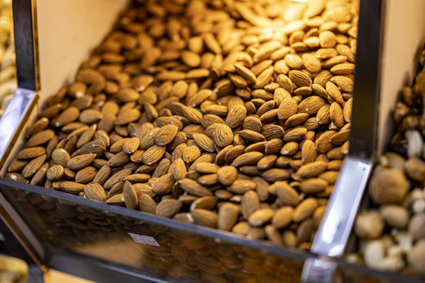 The raw almonds for sale in the market - Foto, immagini