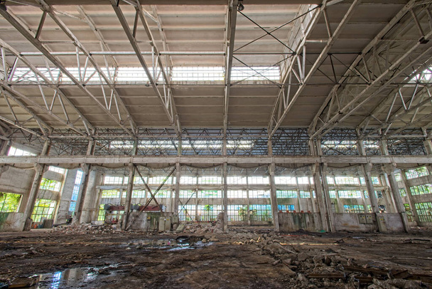 Interior del taller de estructura de acero abandonado edificio de la fábrica en el área industrial - Foto, Imagen