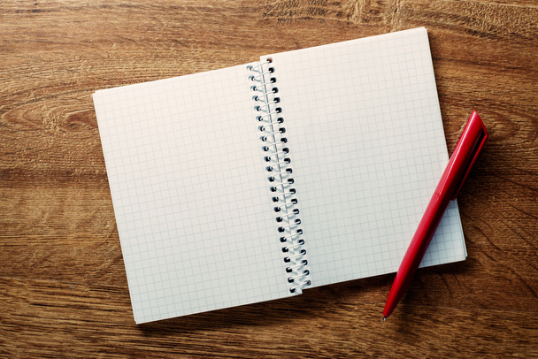 Aberto quadrado governado notebook e caneta
 - Foto, Imagem