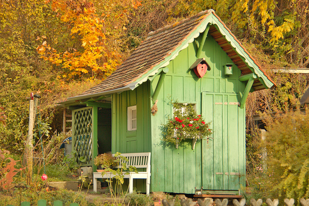 grünes Gartenhaus aus Holz - Foto, Bild