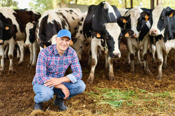 glücklicher Cowboy auf Viehfarmen - Foto, Bild