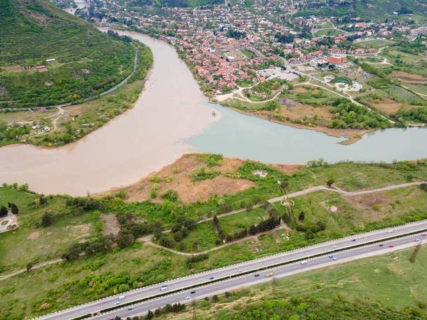 Der Zusammenfluss der Flüsse Mtkvari (Kura) und Aragvi bei Mzcheta - Foto, Bild