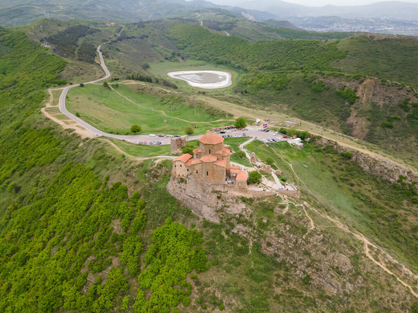 Dech beroucí letecký pohled na klášter Jvari nedaleko Mtskhety v Gruzii - Fotografie, Obrázek