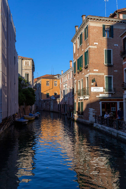 Benátky, Itálie - 06 10 2022: Malý průplav v Benátkách. - Fotografie, Obrázek