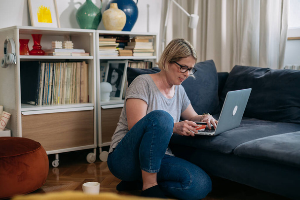 woman shopping online from her home - Foto, afbeelding