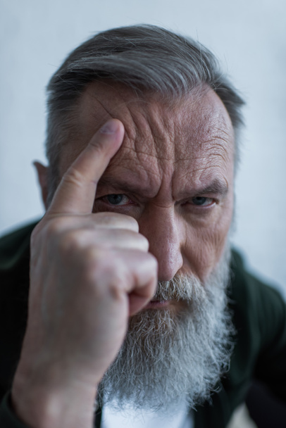 retrato de hombre mayor triste tocando arrugas y sufriendo crisis  - Foto, imagen