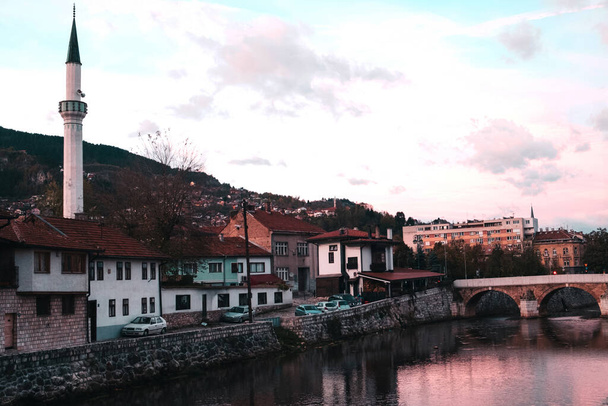 Gyönyörű napkelte a Miljacka folyón Szarajevó ókori történelmi központjában, Bosznia-Hercegovinában - Fotó, kép