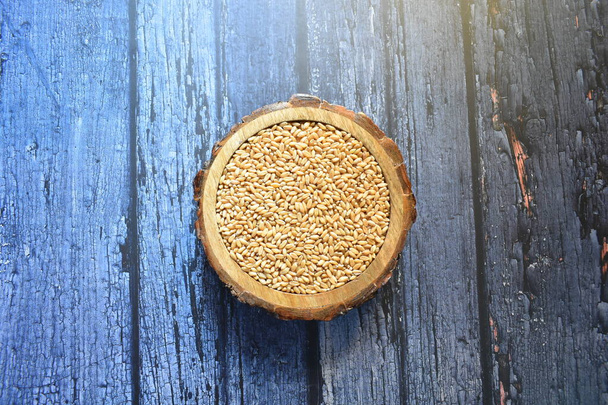 Целые сырые зерна пшеницы - Фото, изображение