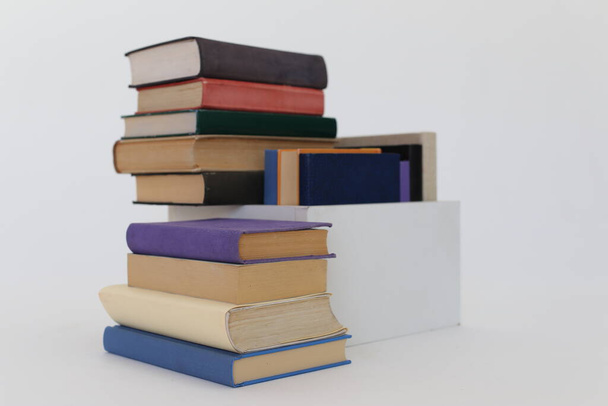 Livros escolares sobre fundo branco
 - Foto, Imagem