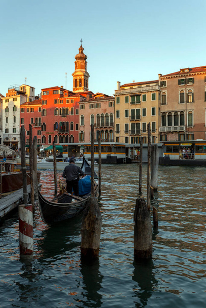 ヴェネツィア、イタリア- 06 10 2022年:夏の夜にゴンドラボートとヴェネツィアのグランド運河. - 写真・画像