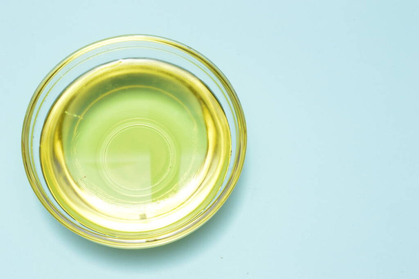 a bowl of cooking oil on blue - Fotografie, Obrázek