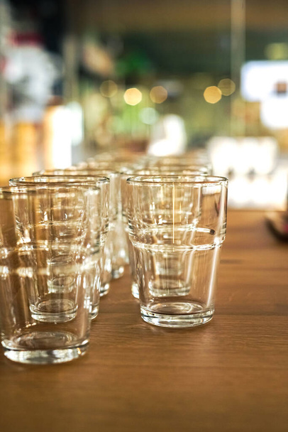 czyste szklanki są na półce w kawiarni - Zdjęcie, obraz