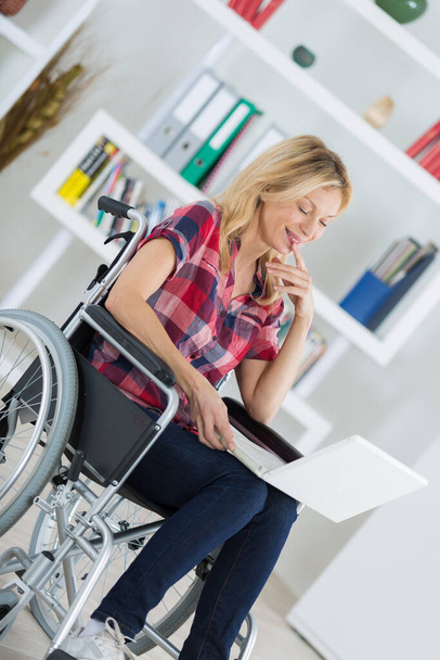 invalidní žena na invalidním vozíku s laptopem - Fotografie, Obrázek