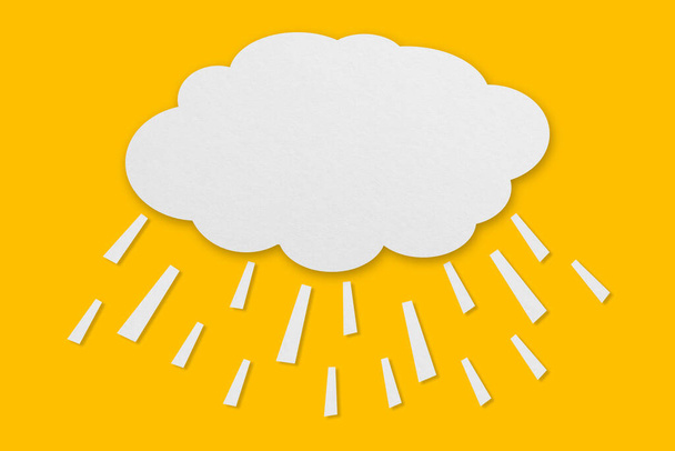 Bulut ve yağmur kağıdı beyaz kağıt kesme ve yapıştırma kağıt balon sarı arka plan tasarımı üzerine konuşma balonu. - Fotoğraf, Görsel
