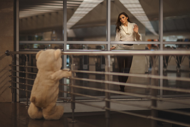 Mädchen verabschiedet sich mit Teddybär. - Foto, Bild