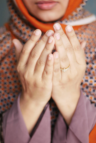 Крупним планом мусульманські жінки моляться в Рамадані
 . - Фото, зображення