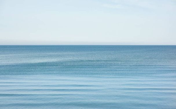 Balti-tenger partja egy nyári napon. Légi kilátás a homokos homokos homokos dűnék). Tiszta kék ég, türkiz víz. Idilli tájkép, táj. Tiszta természet, ökológia, környezet, ökoturizmus, nyaralás - Fotó, kép