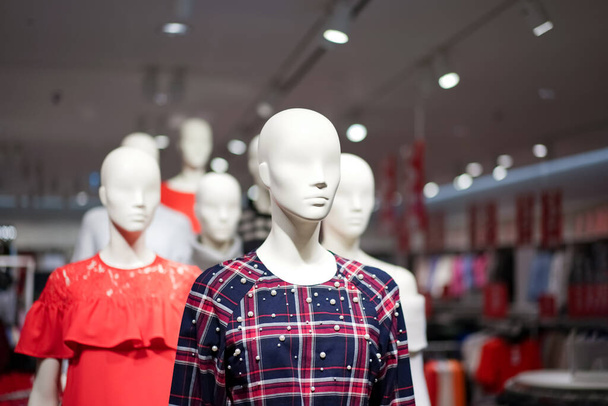 Maniquíes femeninos se visten con ropa casual con un tema rojo-naranja en la tienda de moda en los grandes almacenes. - Foto, Imagen