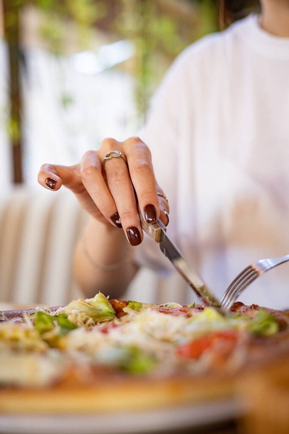 レストランの木のテーブルの上にイタリアのピザ - 写真・画像