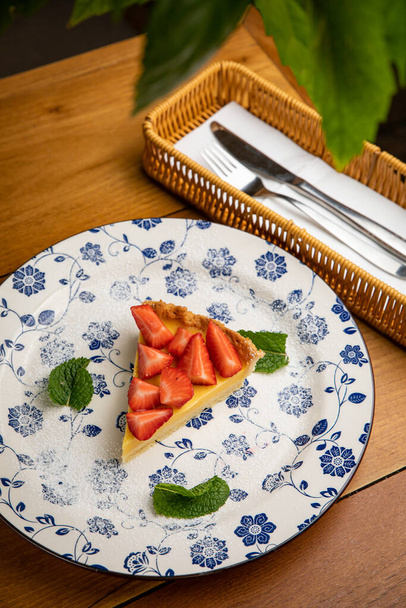 strawberry tart on a plate in a restaurant - Foto, immagini