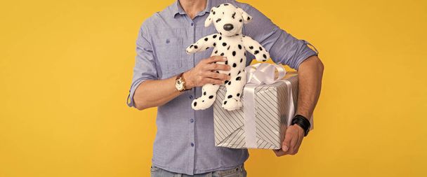 alegre hombre maduro celebrar caja y juguete sobre fondo amarillo, compra. - Foto, Imagen