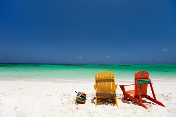 カリブ海のビーチのカラフルなサンラウン ジャー - 写真・画像
