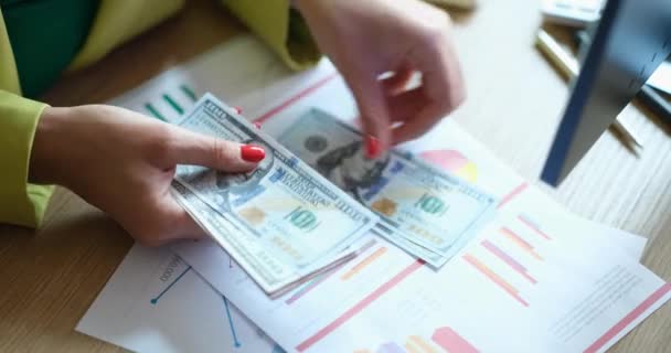 Kobieta licząca pieniądze w biurze w pracy. Koncepcja liczenia pieniędzy i wzrostu finansowego - Materiał filmowy, wideo