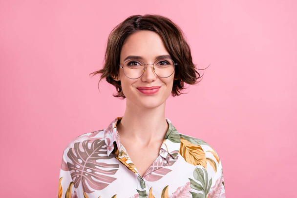 Fotoğraf portresi güzel kız baskılı gömlek gözlükleriyle gülümsüyor izole edilmiş pastel pembe arka plan. - Fotoğraf, Görsel