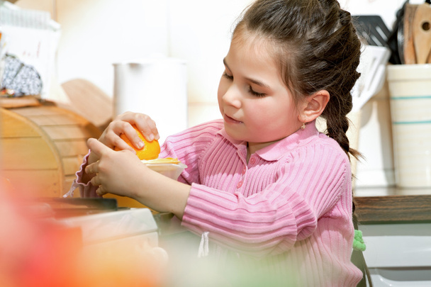 新鮮なフルーツ ジュースを作る小さな女の子 - 写真・画像