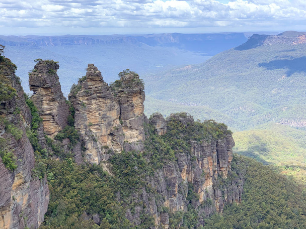 A scenic view of The Three Sisters rock formation in the Blue Mountains of New South Wales, Australia - Fotoğraf, Görsel