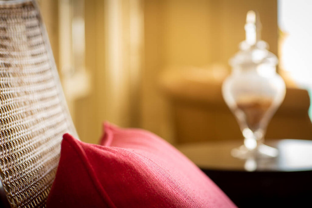 A selective focus of a red pillow in the room against blurred background - Foto, afbeelding