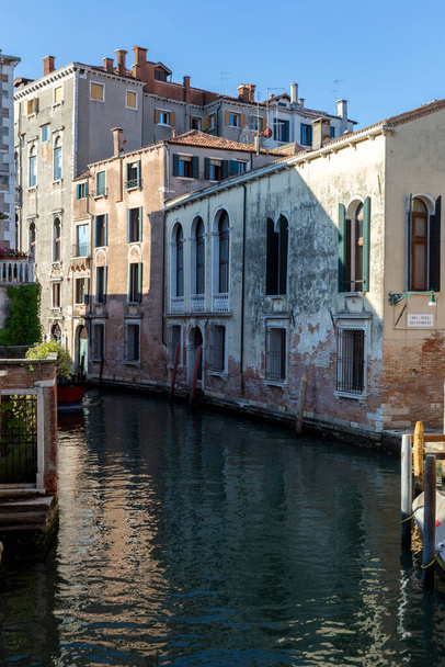 ヴェネツィア,イタリア- 06 11 2022年:夏の朝にヴェネツィアの狭い運河. - 写真・画像