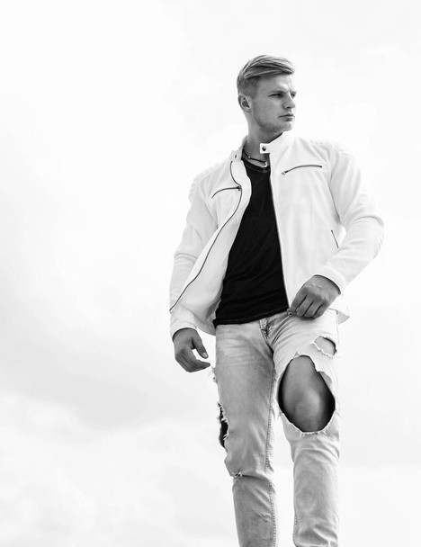 Single young guy in casual fashion wear travel idyllic cloudy sky outdoors, freedom. - Zdjęcie, obraz